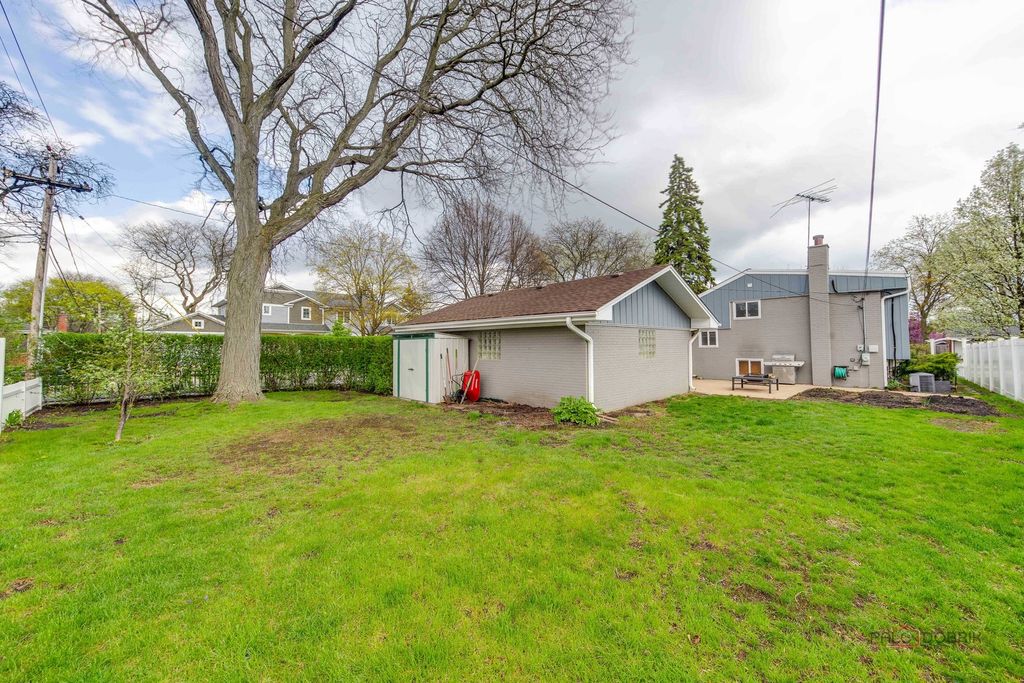 Image 30 of property listing at 2115 E Miner Street, Arlington Heights, IL 60004