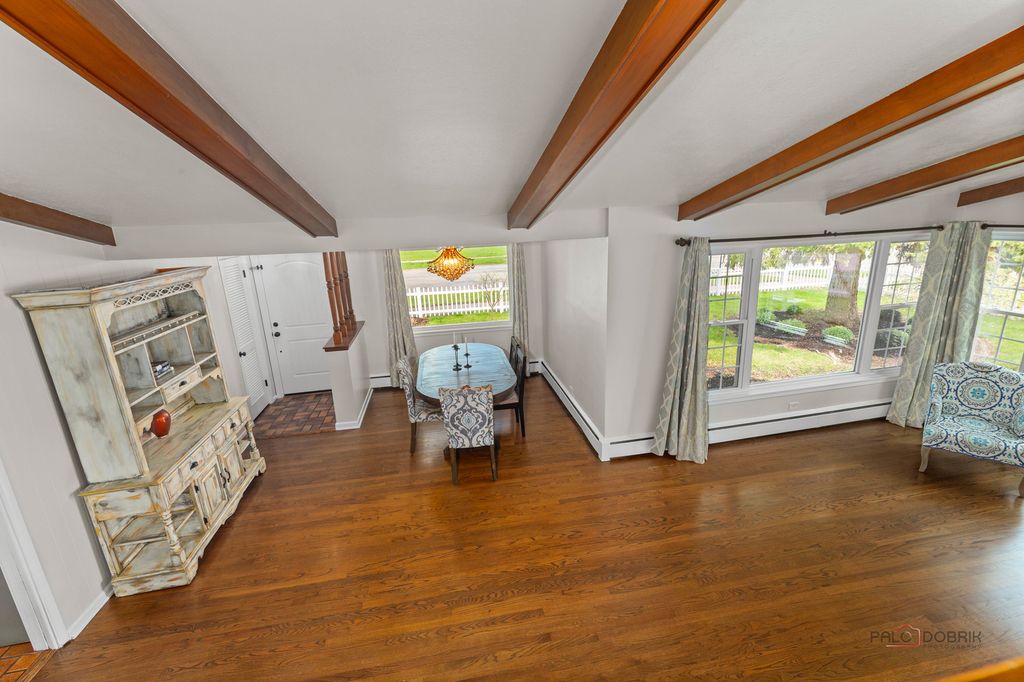 Image 4 of property listing at 2115 E Miner Street, Arlington Heights, IL 60004