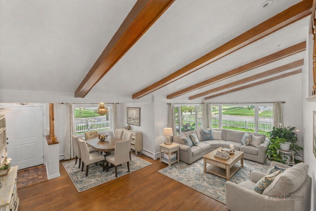 Image 5 of property listing at 2115 E Miner Street, Arlington Heights, IL 60004