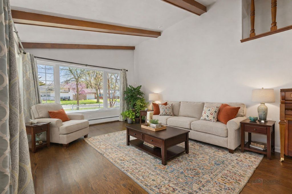 Image 7 of property listing at 2115 E Miner Street, Arlington Heights, IL 60004