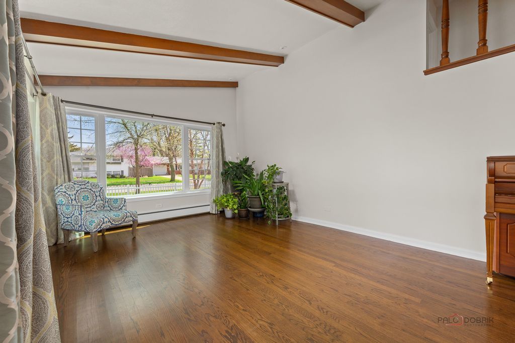 Image 8 of property listing at 2115 E Miner Street, Arlington Heights, IL 60004