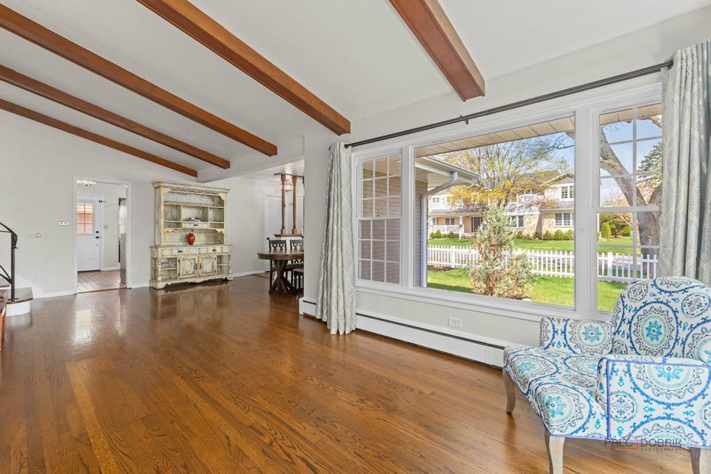 Image 9 of property listing at 2115 E Miner Street, Arlington Heights, IL 60004
