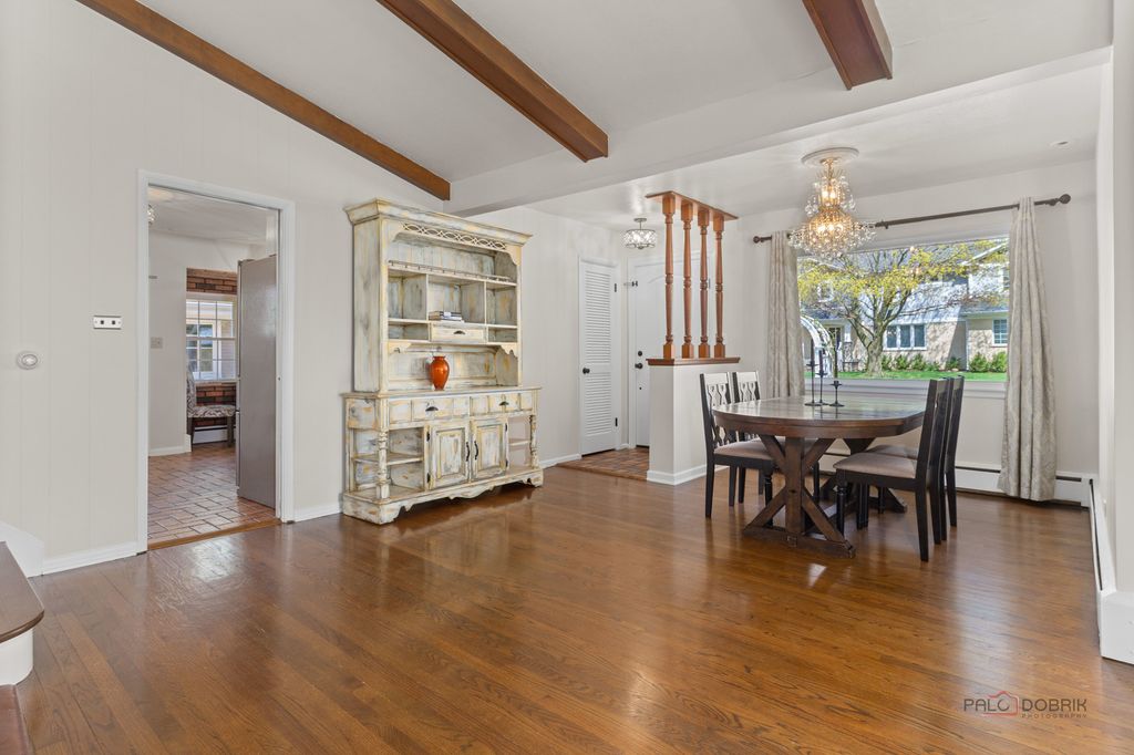 Image 10 of property listing at 2115 E Miner Street, Arlington Heights, IL 60004