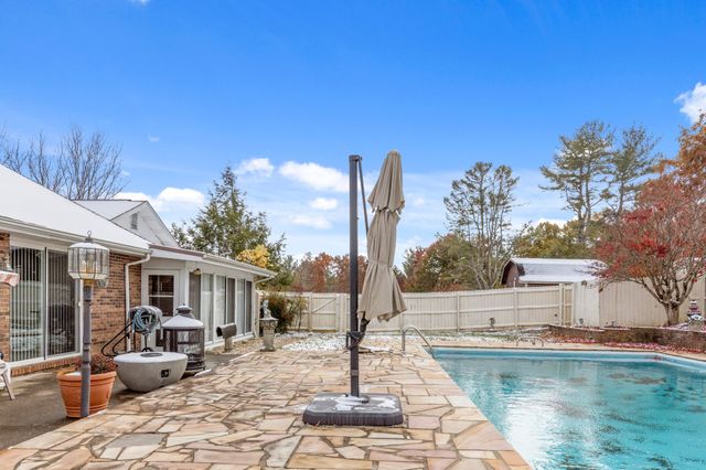 341 Roma Dr, Crossville, TN 38555