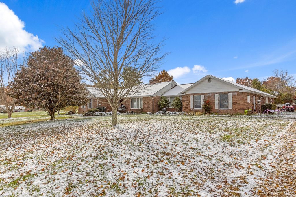 341 Roma Dr, Crossville, TN 38555