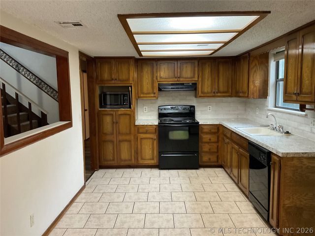 2214 S Hemlock Avenue, Broken Arrow, OK 74012