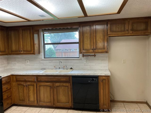 2214 S Hemlock Avenue, Broken Arrow, OK 74012