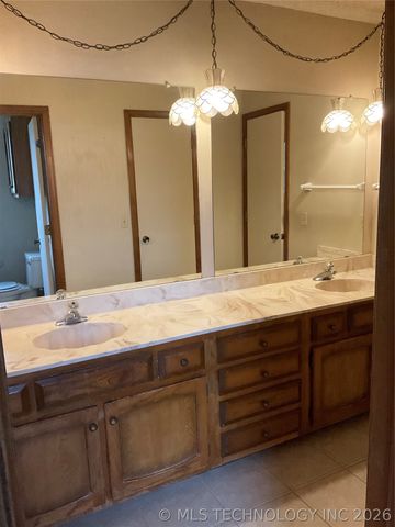 2214 S Hemlock Avenue, Broken Arrow, OK 74012