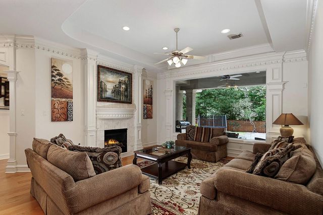 10 Snow Pond Place, The Woodlands, TX 77382