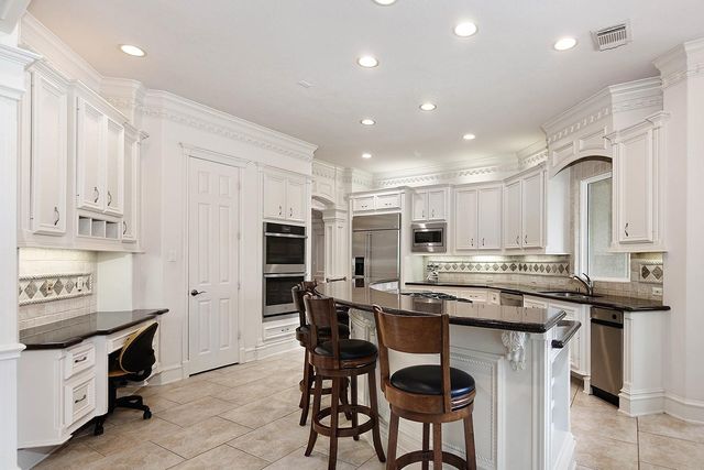 10 Snow Pond Place, The Woodlands, TX 77382