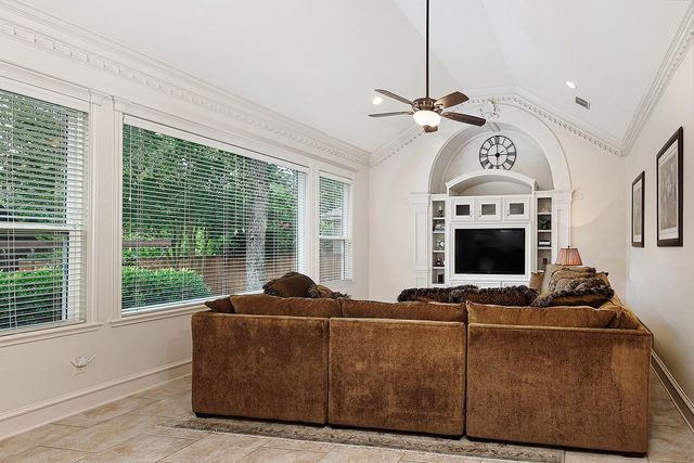 10 Snow Pond Place, The Woodlands, TX 77382