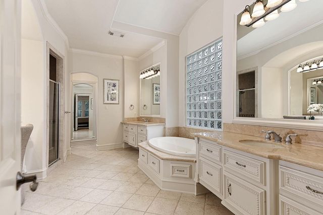 10 Snow Pond Place, The Woodlands, TX 77382