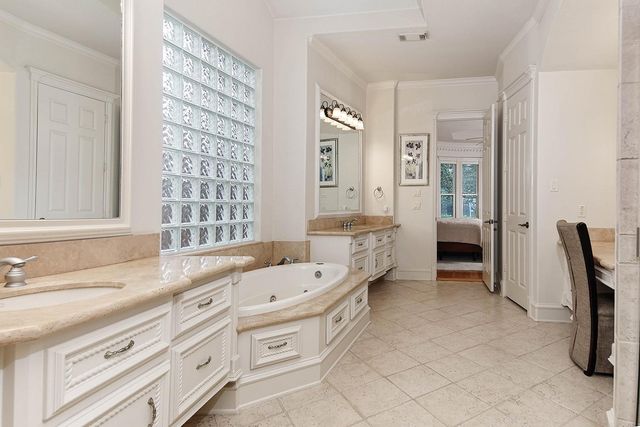 10 Snow Pond Place, The Woodlands, TX 77382
