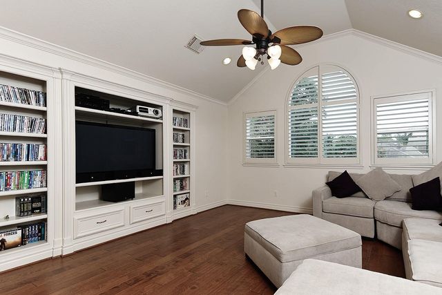 10 Snow Pond Place, The Woodlands, TX 77382