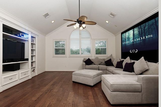 10 Snow Pond Place, The Woodlands, TX 77382