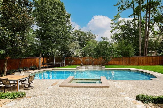 10 Snow Pond Place, The Woodlands, TX 77382