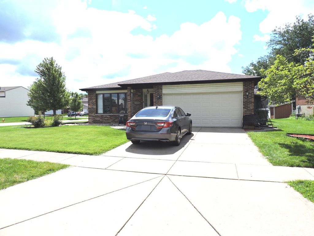 6931 Coachwood Trail, Tinley Park, IL 60477