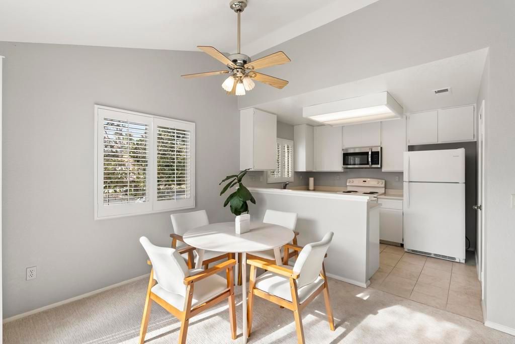 Image 11 of property listing at 11325 Avenida De Los Lobos Unit D, San Diego, CA 92127