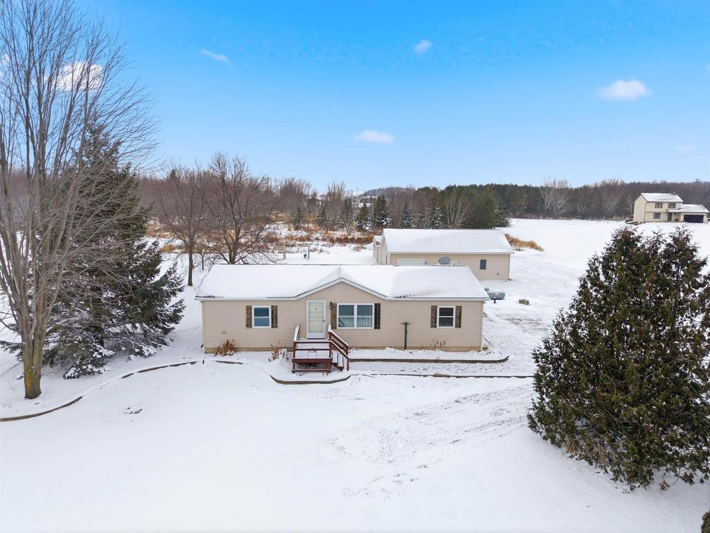 W5244 CTY RD S, Black Creek, WI 54106