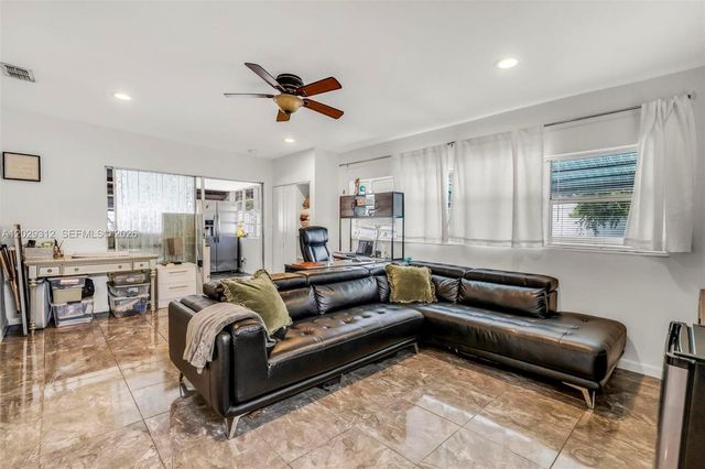 7211 NW 76th St, Tamarac, FL 33321