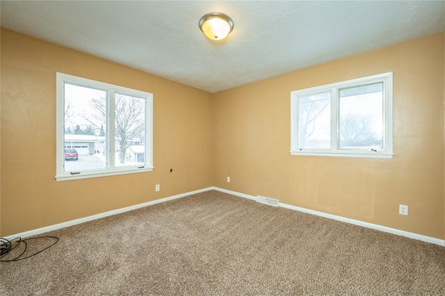 1215 S 16th Avenue W, Newton, IA 50208