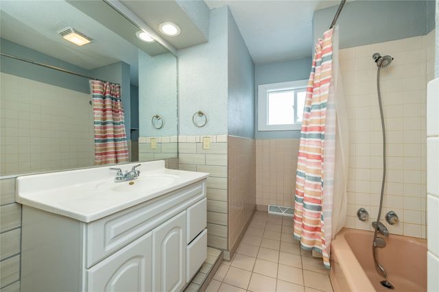 1215 S 16th Avenue W, Newton, IA 50208