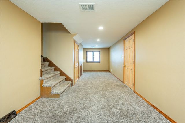 1215 S 16th Avenue W, Newton, IA 50208