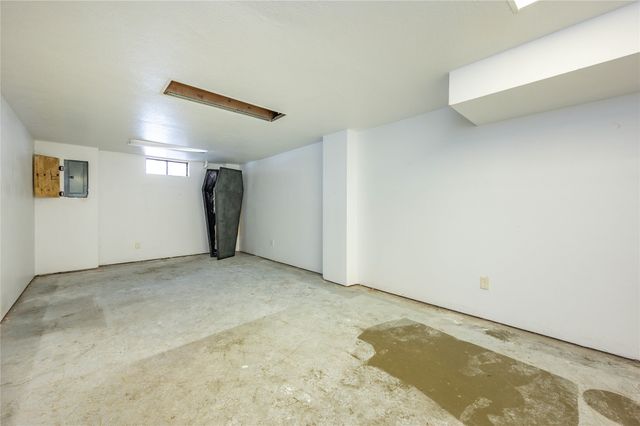 1215 S 16th Avenue W, Newton, IA 50208