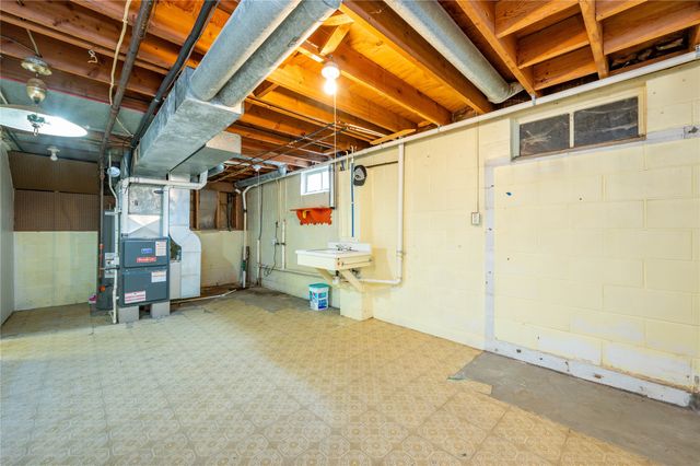 1215 S 16th Avenue W, Newton, IA 50208