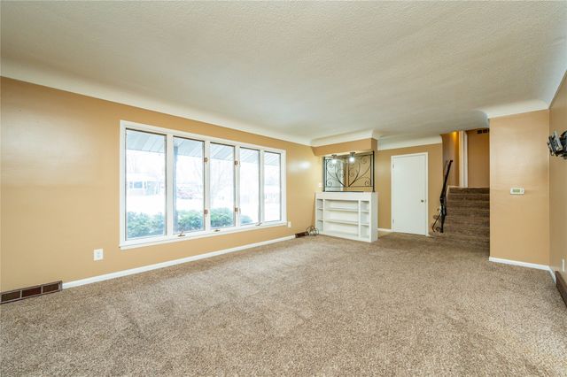 1215 S 16th Avenue W, Newton, IA 50208