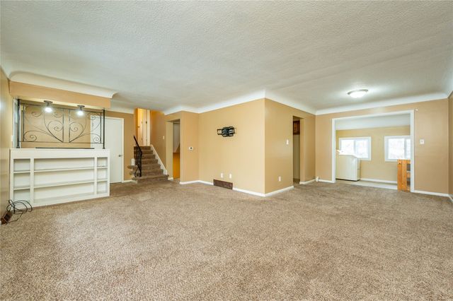 1215 S 16th Avenue W, Newton, IA 50208