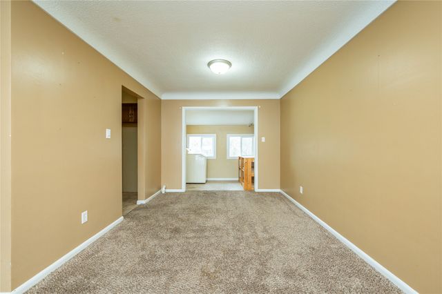 1215 S 16th Avenue W, Newton, IA 50208