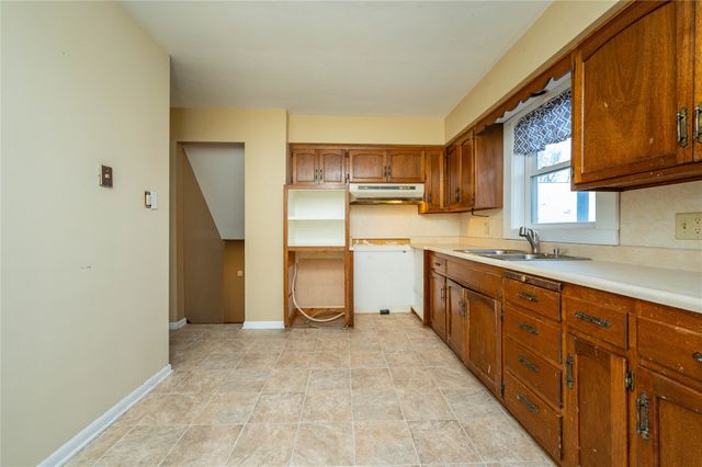 1215 S 16th Avenue W, Newton, IA 50208