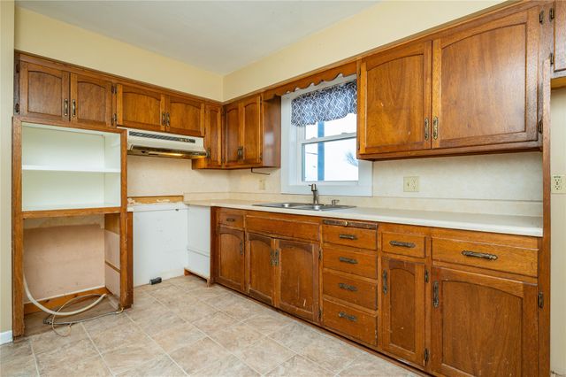 1215 S 16th Avenue W, Newton, IA 50208