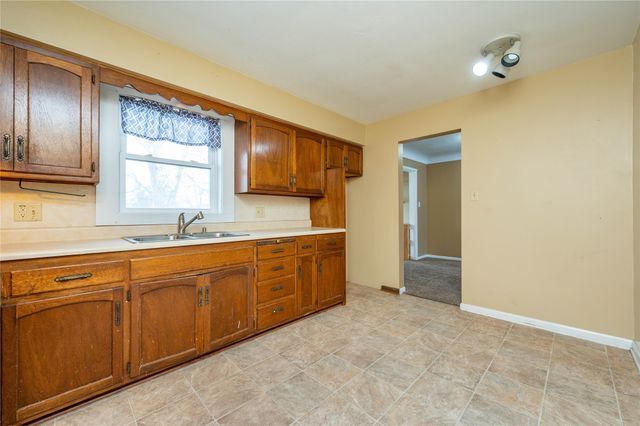 1215 S 16th Avenue W, Newton, IA 50208