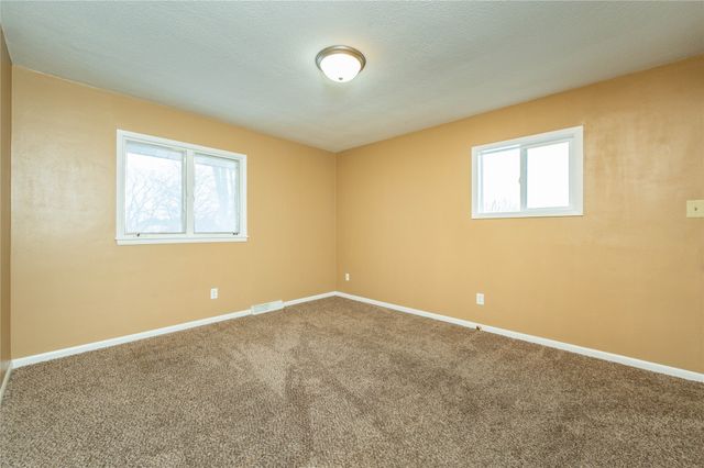 1215 S 16th Avenue W, Newton, IA 50208