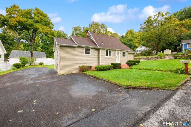 8 Hillside Road, Southbury, CT 06488