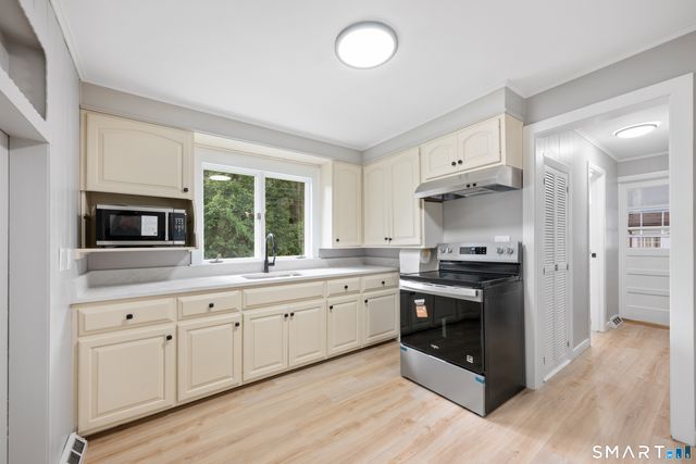 8 Hillside Road, Southbury, CT 06488