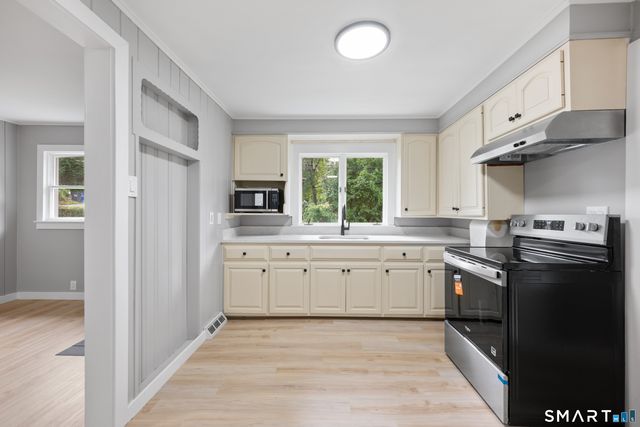 8 Hillside Road, Southbury, CT 06488