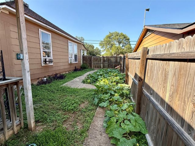 711 N Bishop ST, San Marcos, TX 78666