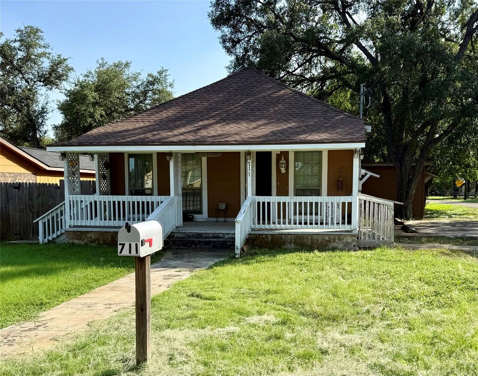 711 N Bishop ST, San Marcos, TX 78666