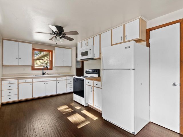 1445 Daisy DRIVE, Manitowoc, WI 54220