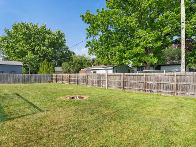 1445 Daisy DRIVE, Manitowoc, WI 54220