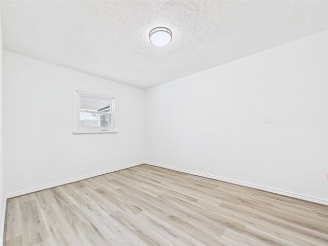 615 24th Avenue N, Texas City, TX 77590