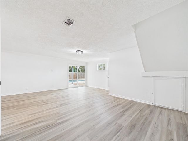 615 24th Avenue N, Texas City, TX 77590