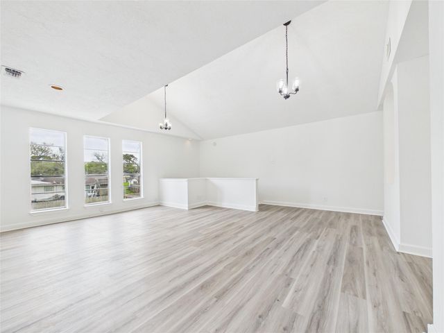 615 24th Avenue N, Texas City, TX 77590