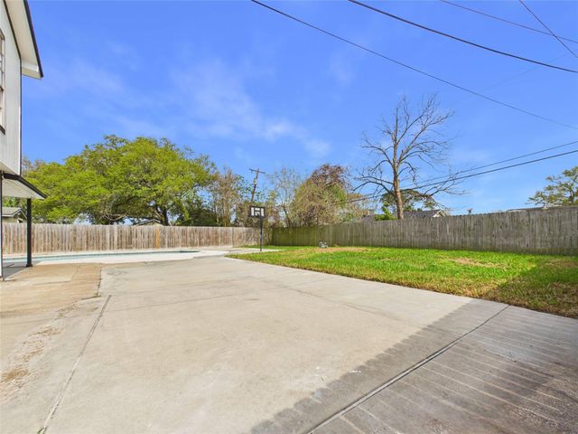 615 24th Avenue N, Texas City, TX 77590