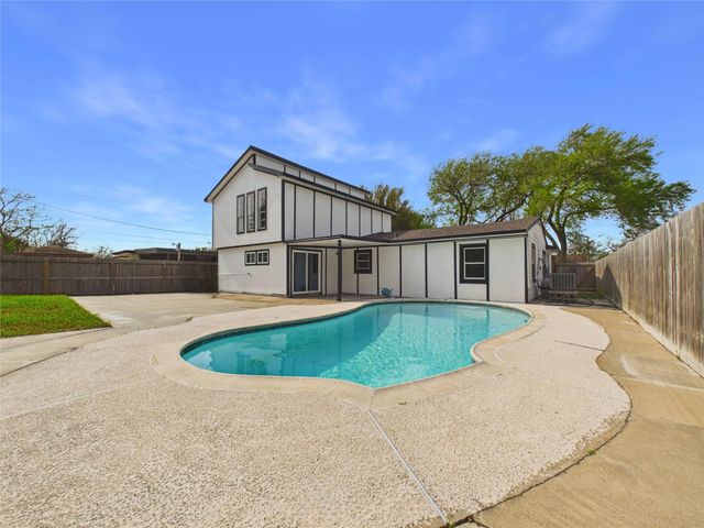 615 24th Avenue N, Texas City, TX 77590