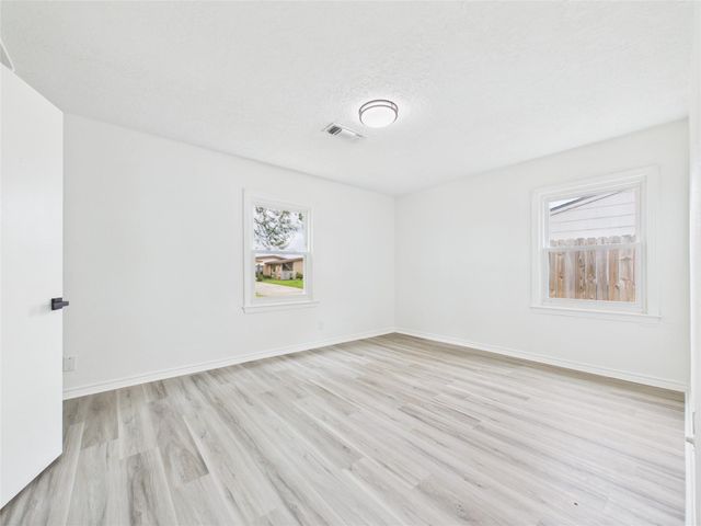 615 24th Avenue N, Texas City, TX 77590