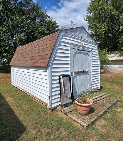219 S 5th Street, Okemah, OK 74859